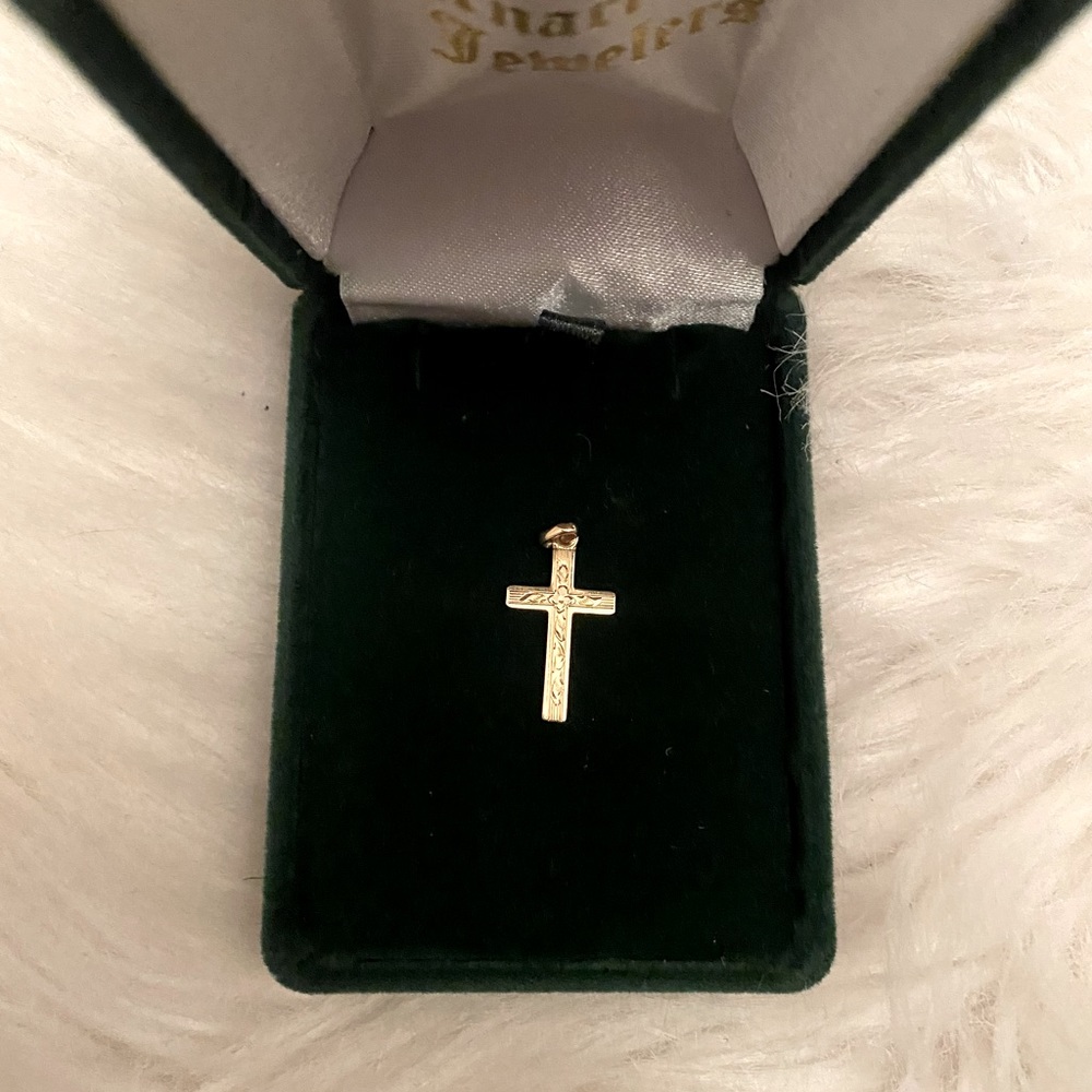 14ky yellow gold engraved design cross pendant.